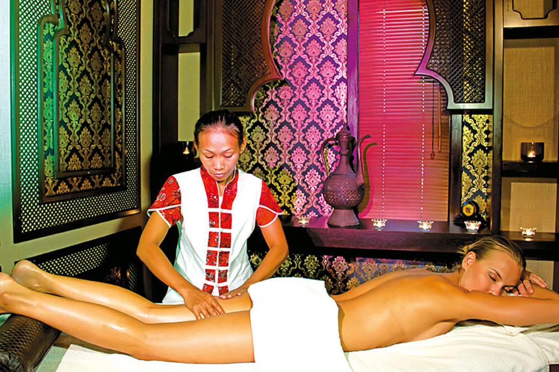 Spa-Massage im Club Nena Hotel, eine Frau massiert eine andere Frau