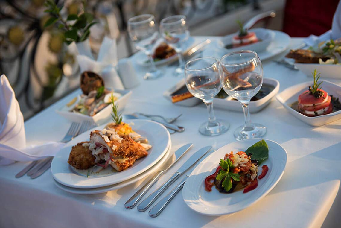 Festlicher Tisch im Club Nena Hotel mit verschiedenen Gerichten und Gläsern.