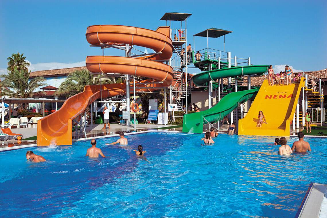 Freibad des Club Nena Hotels mit verschiedenen Wasserrutschen und Schwimmern
