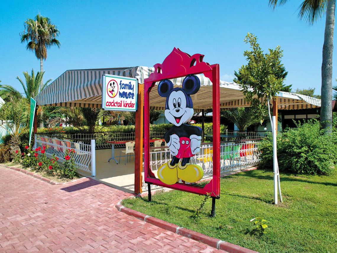 Cocktail-Kinder-Schild mit Mickey-Maus-Figur im Club Nena
