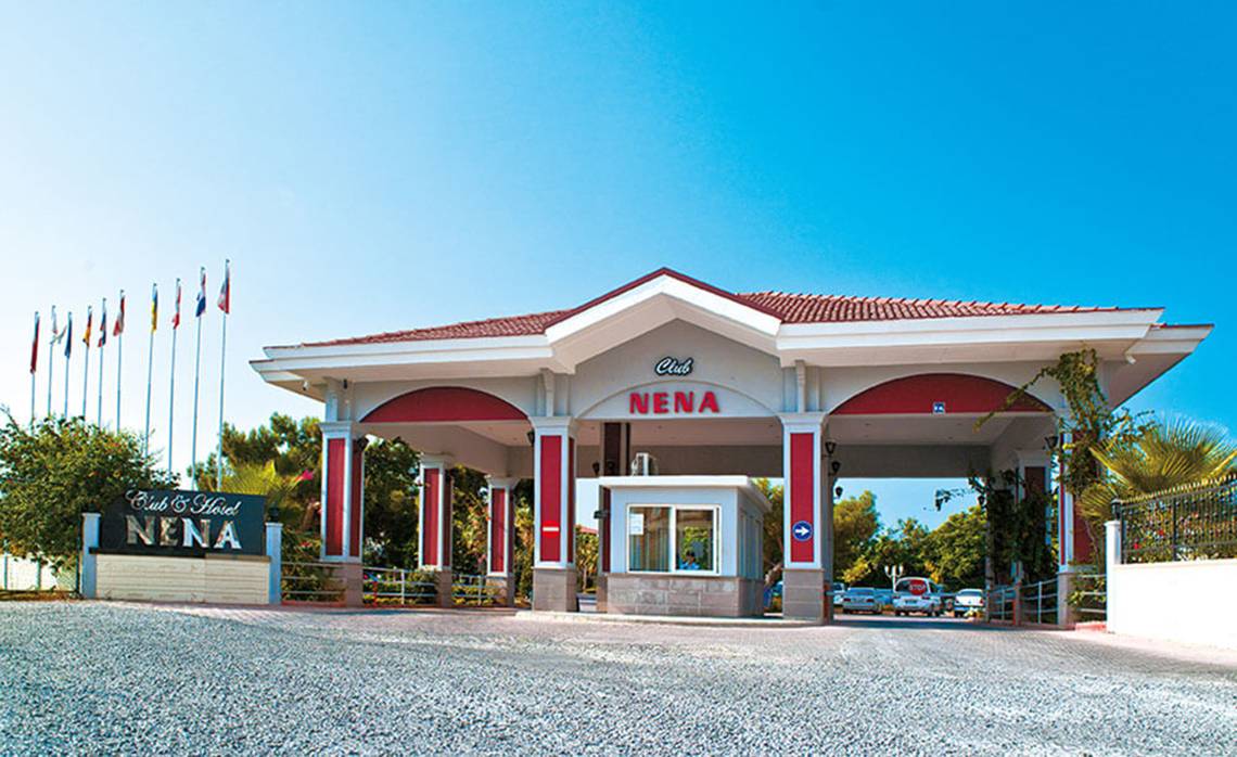 Foto des Eingangsbereichs zum Club Nena Hotel mit rotem Dach und weissen Wänden