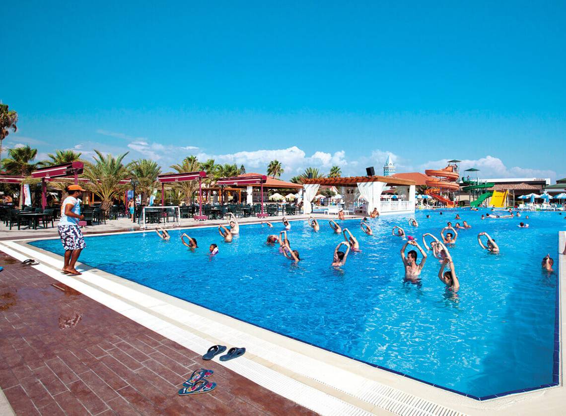 Gruppe von Menschen, die Wassergymnastik im Schwimmbad des Club Nena Hotels machen