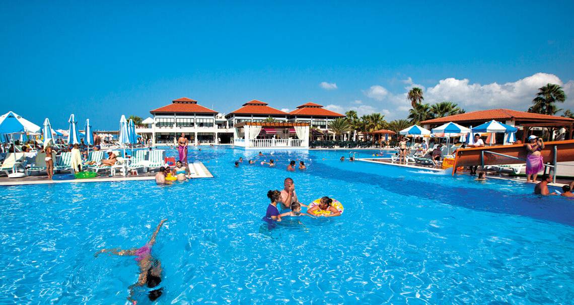 Schwimmbad im Club Nena Hotel mit vielen Gästen, die schwimmen und entspannen