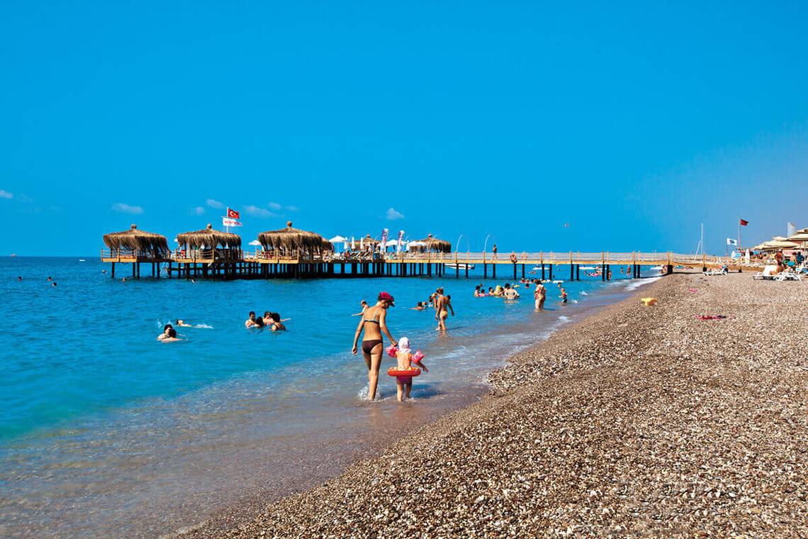 Club Nena Hotel Strand mit Pier und vielen Schwimmenden