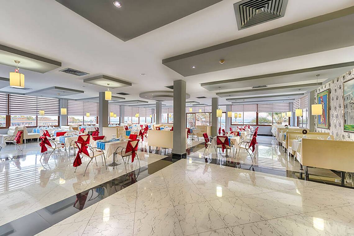 Innenansicht des Restaurants im Club Nena Hotel mit gepflegten Tischen und Stühlen.