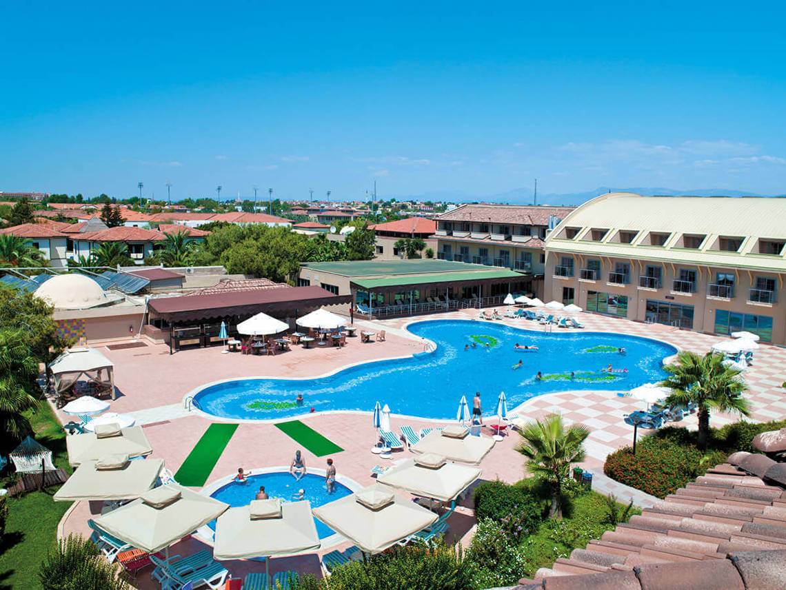 Luftaufnahme des Club Nena Hotels mit mehreren Swimmingpools und Sonnenliegen
