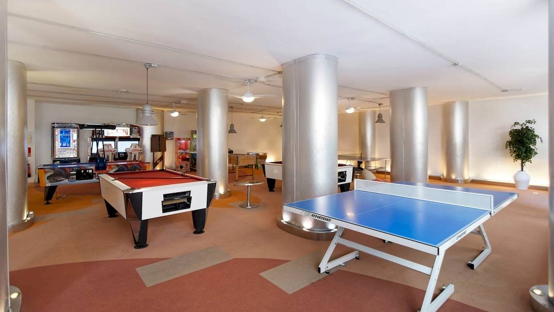 Spielzimmer im Bull Dorado Beach & Spa Hotel mit Tischtennis, Billardtisch und Arcade-Spielen.