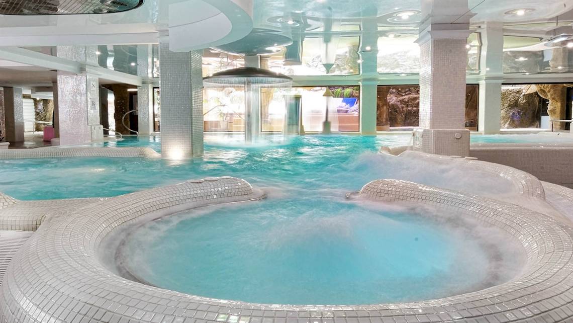 Spa-Bereich im Bull Dorado Beach & Spa Hotel mit mehreren Whirlpools und Wasserfällen.