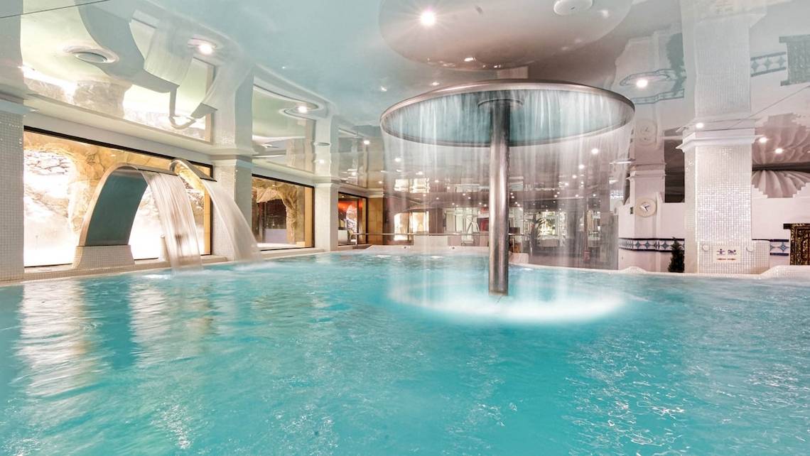 Innenpool im Bull Dorado Beach & Spa Hotel mit zentraler Wasserfallinstallation.