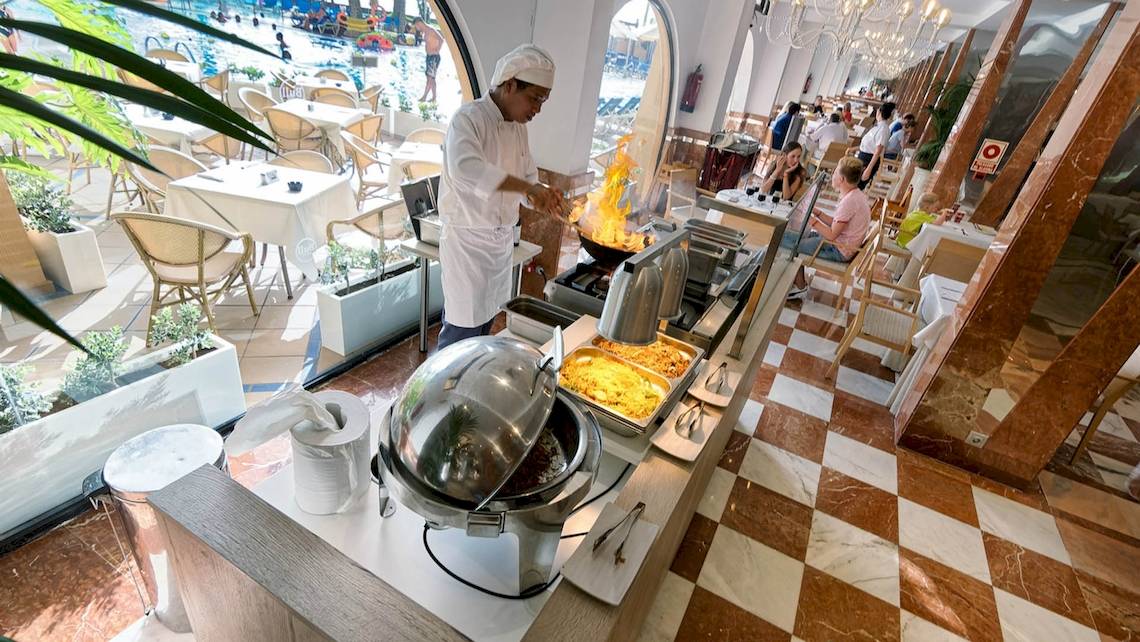 Koch bei einem Buffettisch im Bull Dorado Beach & Spa Hotel.