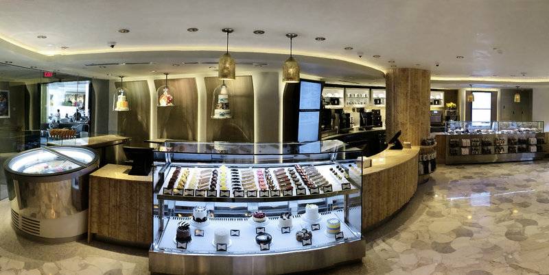 Innenansicht des Fontainebleau Miami Beach Hotels mit einer Theke voller Kuchen und Desserts.