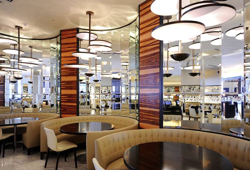 Inneneinrichtung des Fontainebleau Miami Beach Hotels mit modernen Möbeln und dekorativen Lampen.