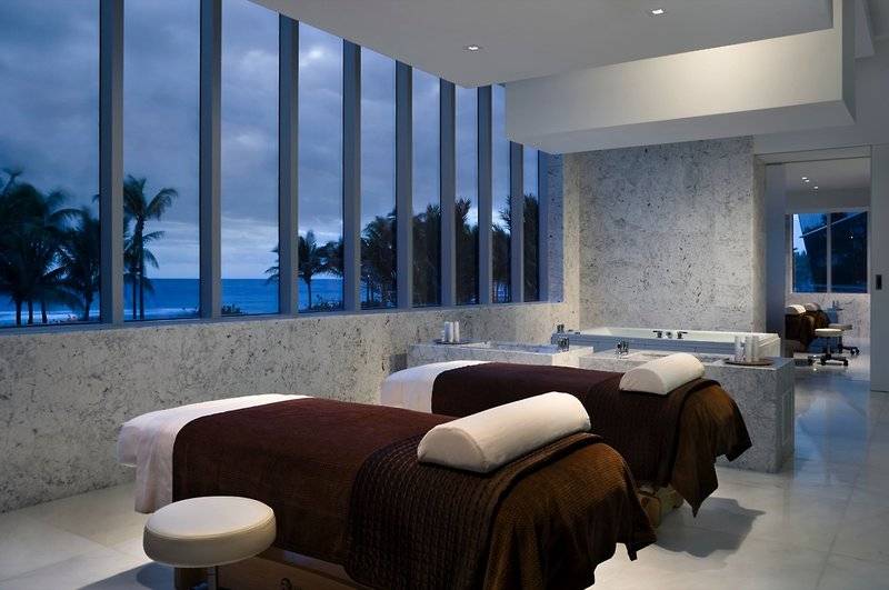 Spa-Behandlungsraum im Fontainebleau Miami Beach mit Blick auf das Meer.