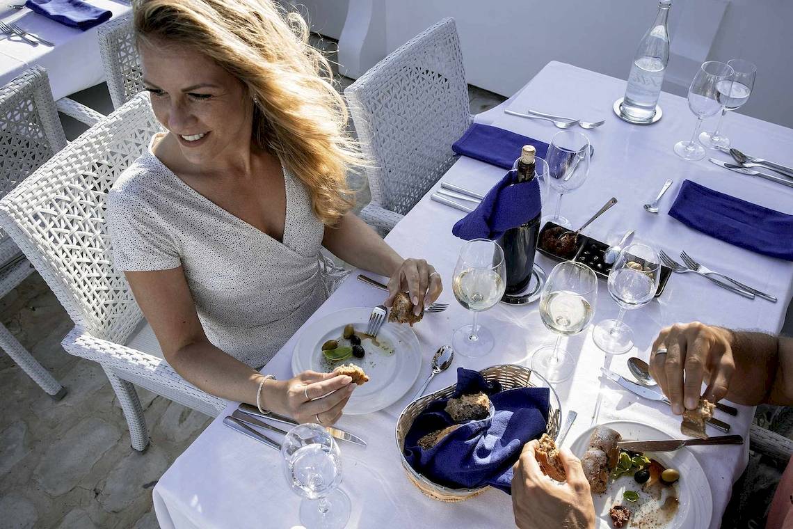 Frühstückstisch mit zwei Leuten, die in einem Hotelrestaurant essen.