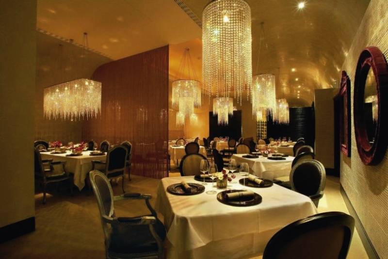 Innenraum eines Hotels mit Tisch und Stühlen, luxuriöses Ambiente mit Kristallkronleuchtern