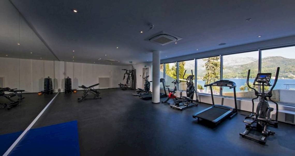Fitnesscenter im Osmine Slano Hotel mit Blick auf den See und Bergen
