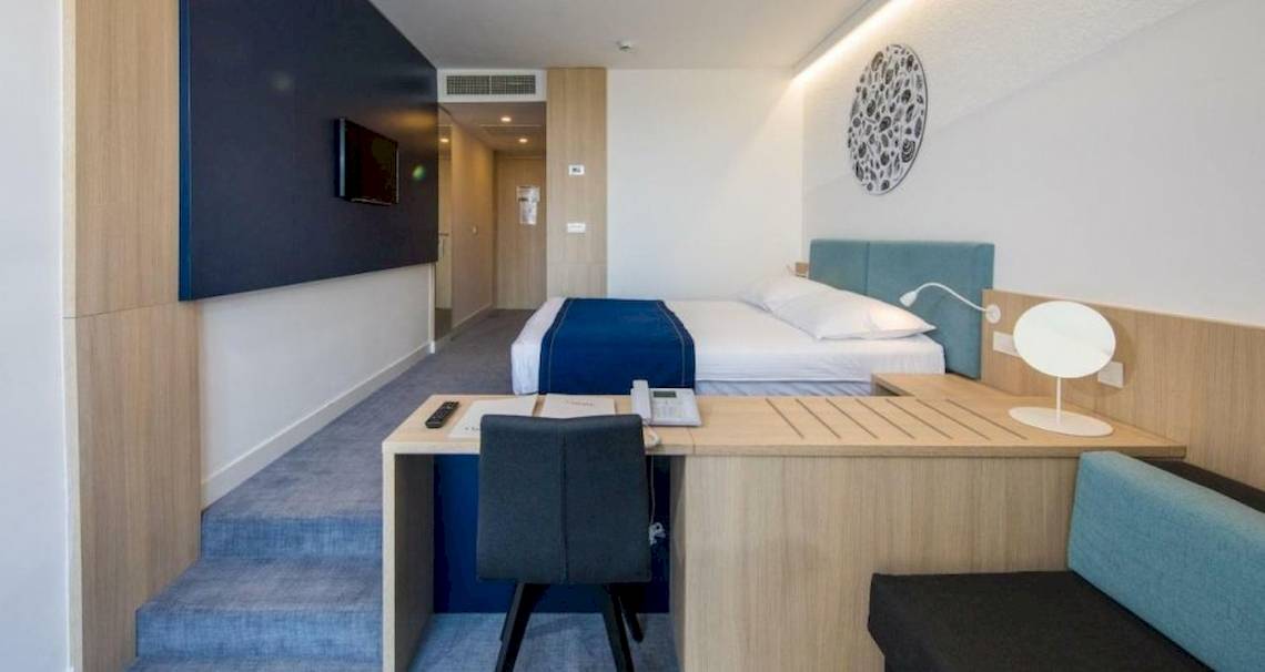 Osmine Slano Hotelzimmer mit Bett, Schreibtisch und Stuhl.