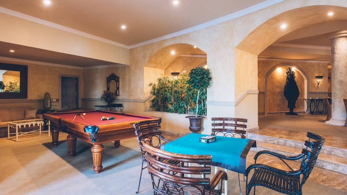 Pool Tisch im Hotellobby des Iberostar Grand El Mirador mit blauer Tischdecke und umliegenden Möbeln.