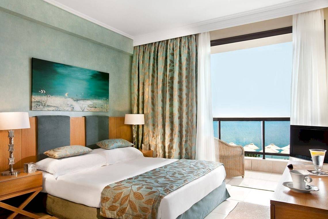 Ein Hotelzimmer im Ikos Oceania Hotel mit Blick auf das Meer.