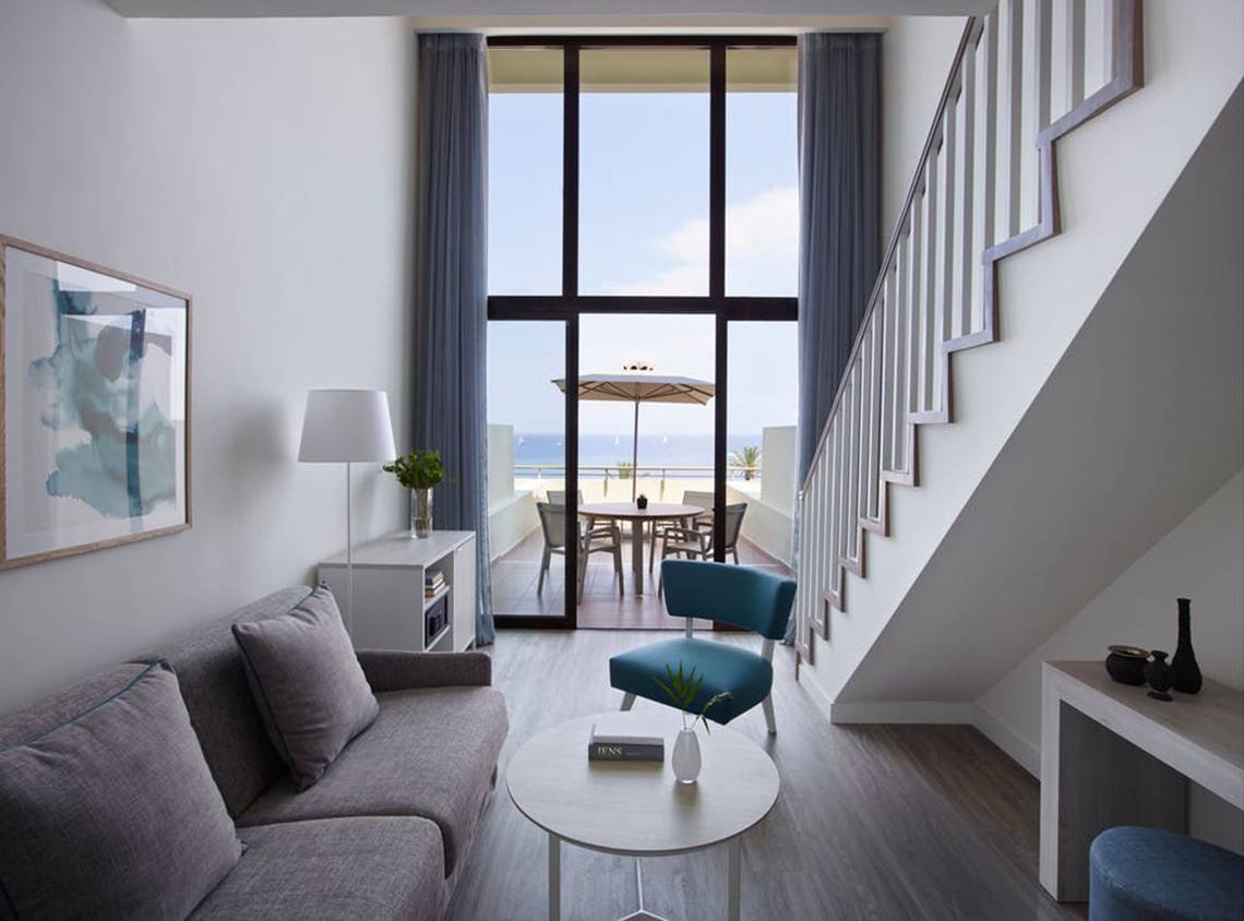 Wohnzimmer des Rhodes Bay Hotel & Spa mit Blick auf das Meer.