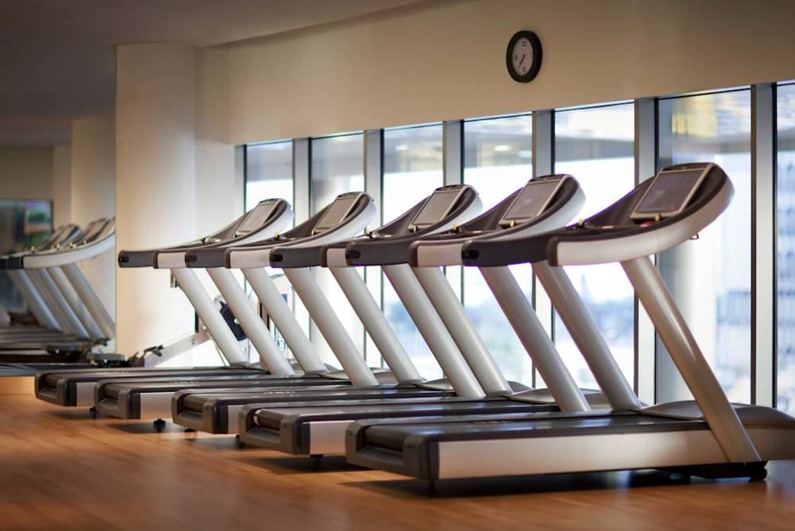 Reihe von Laufbändern im Fitnesscenter des Conrad Abu Dhabi Etihad Towers