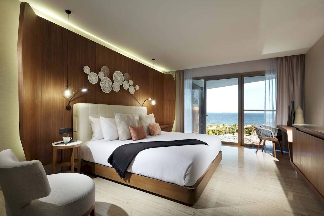 Das Schlafzimmer im TRS Coral Hotel mit Blick auf das Meer.