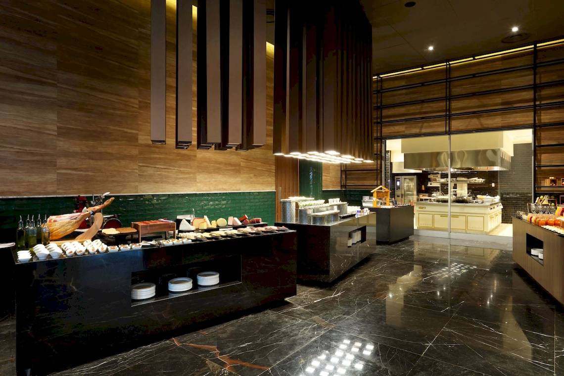 Buffetbereich im TRS Coral Hotel mit verschiedenen Speisen und Marmorboden.