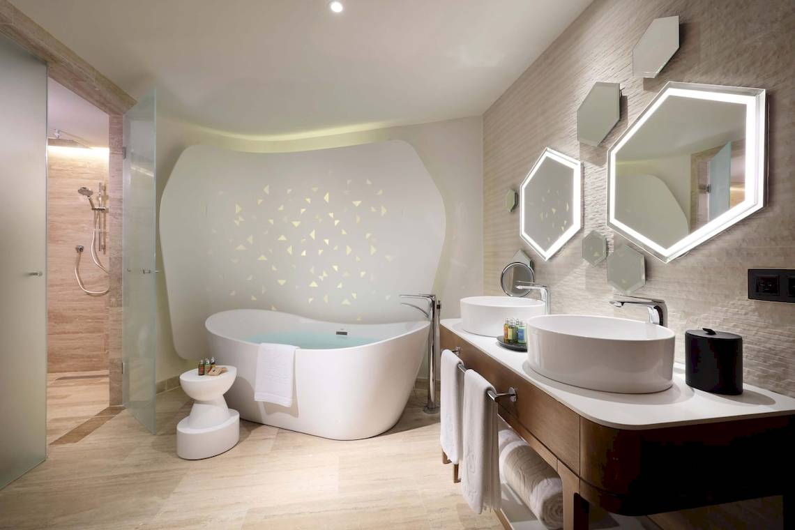Ein modernes Badezimmer im TRS Coral Hotel mit Badewanne, Dusche, Waschbecken und Toilette.