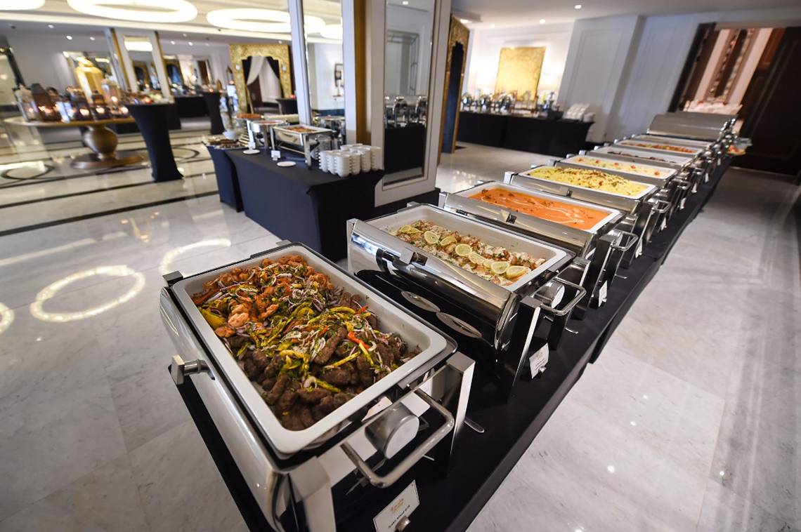 Mehrere Edelstahl-Buffet-Schalotten mit verschiedenen Gerichten im Taj Dubai Hotel.