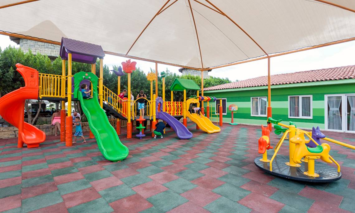 Kinderspielplatz im Sherwood Exclusive Lara Hotel mit Rutschen und Spielgeräten unter einem Baldachin