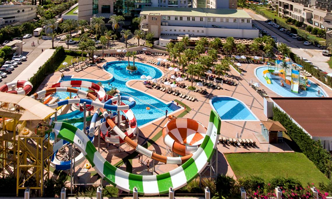 Luftaufnahme des Sherwood Exclusive Lara Hotels mit Wasserpark, Pools und Wasserrutschen.