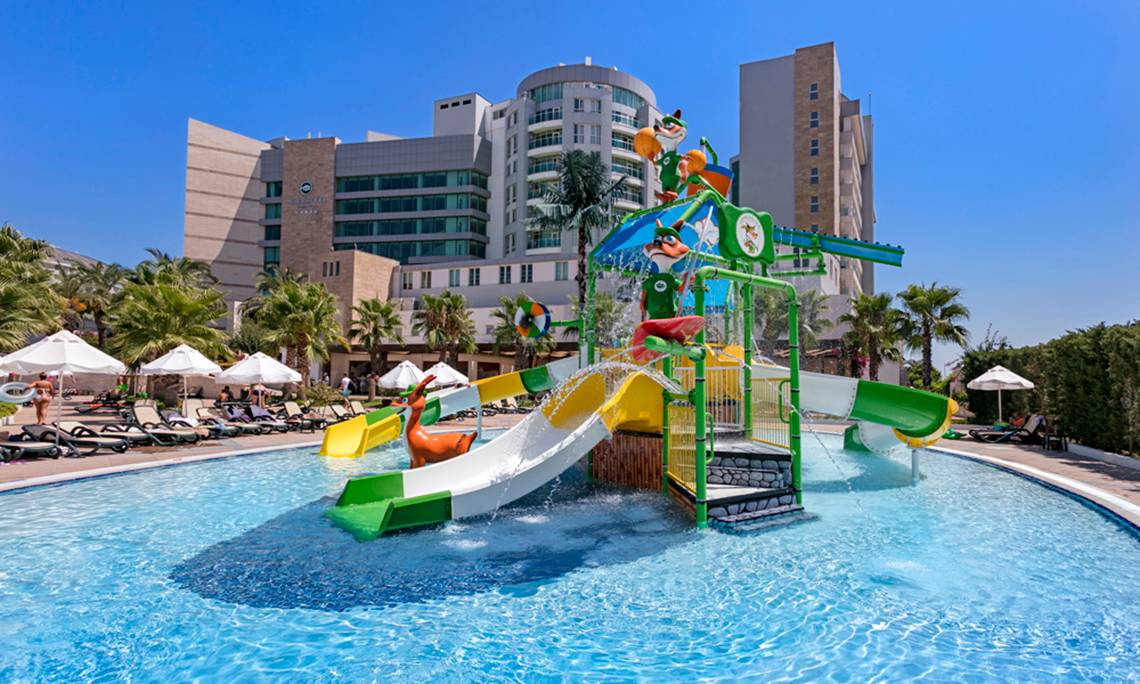 Wasserspielplatz im Sherwood Exclusive Lara Hotel mit Rutschen und Wasserfontänen im Freien