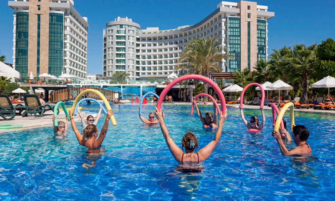 Gruppe von Erwachsenen, die Aerobic im Pool des Sherwood Exclusive Lara Hotels machen