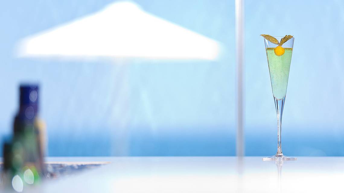 Cocktail am Pool des Boutique 5 Hotel & Spa mit Blick auf den Ozean