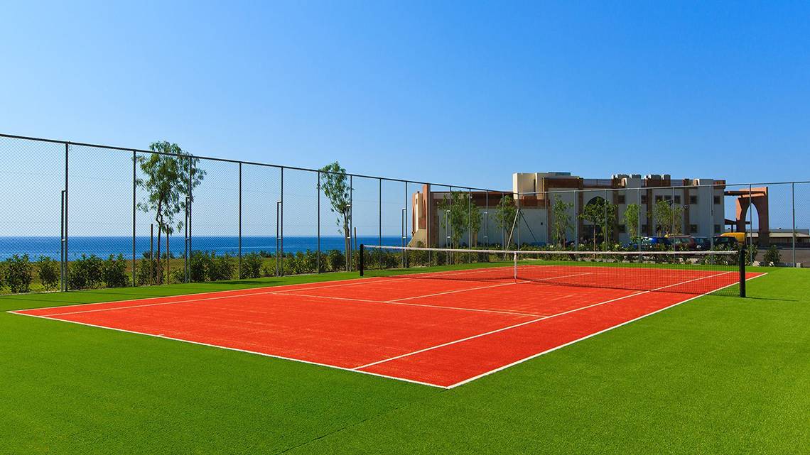 Tennisplatz im Freien im Boutique 5 Hotel & Spa mit Blick auf das Meer.