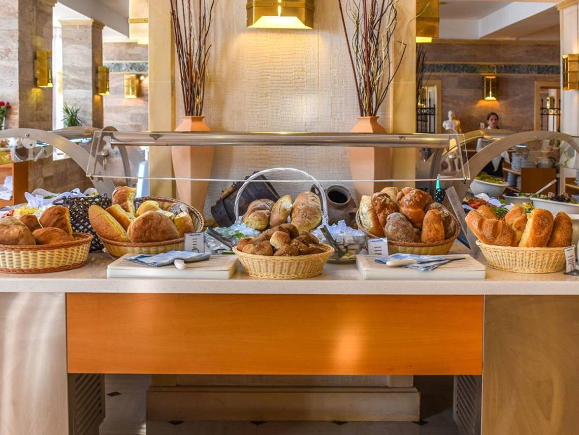 Frühstücksbuffet im Creta Star Hotel mit verschiedenen Brotsorten in Körben.
