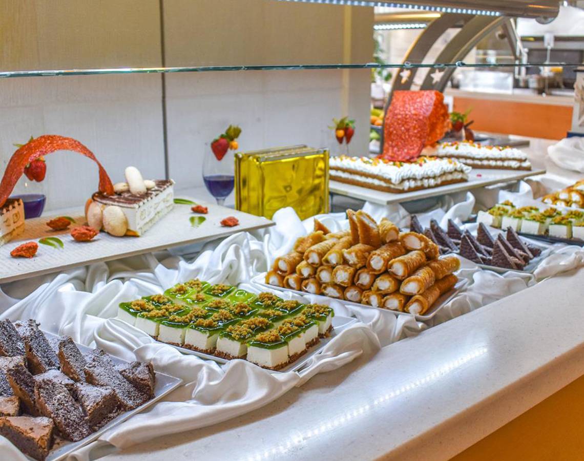 Buffet mit verschiedenen Süßigkeiten im Creta Star Hotel.
