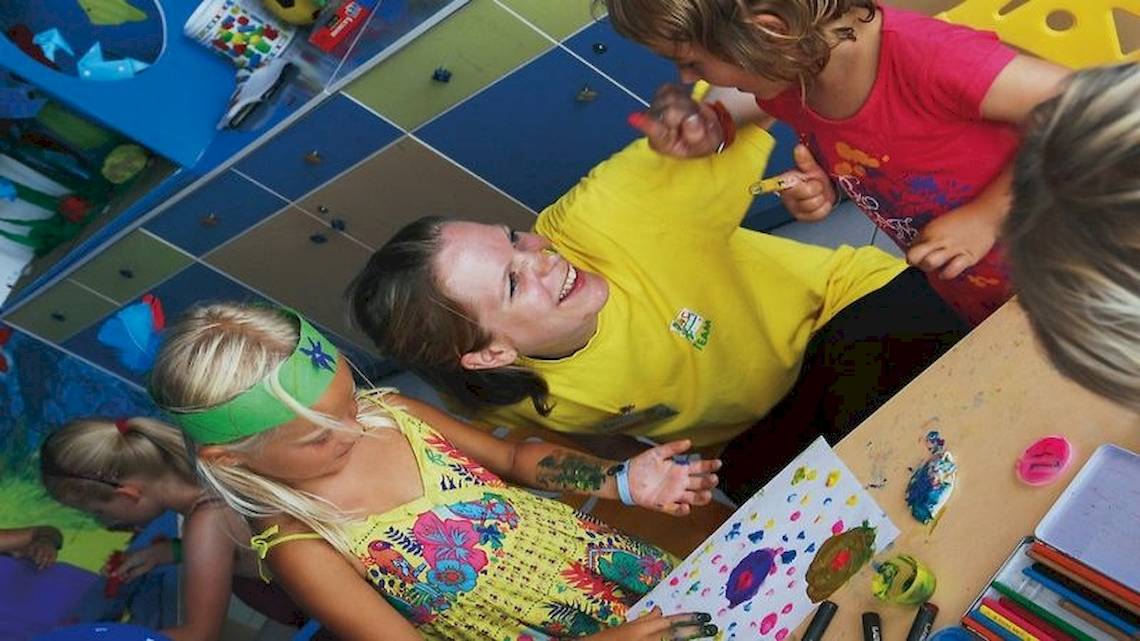 Kinder beim Basteln im Hotel Royal & Imperial Belvedere