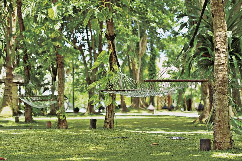 Zwei Hammelliegen im Garten des Jimbaran Puri Hotels in Bali