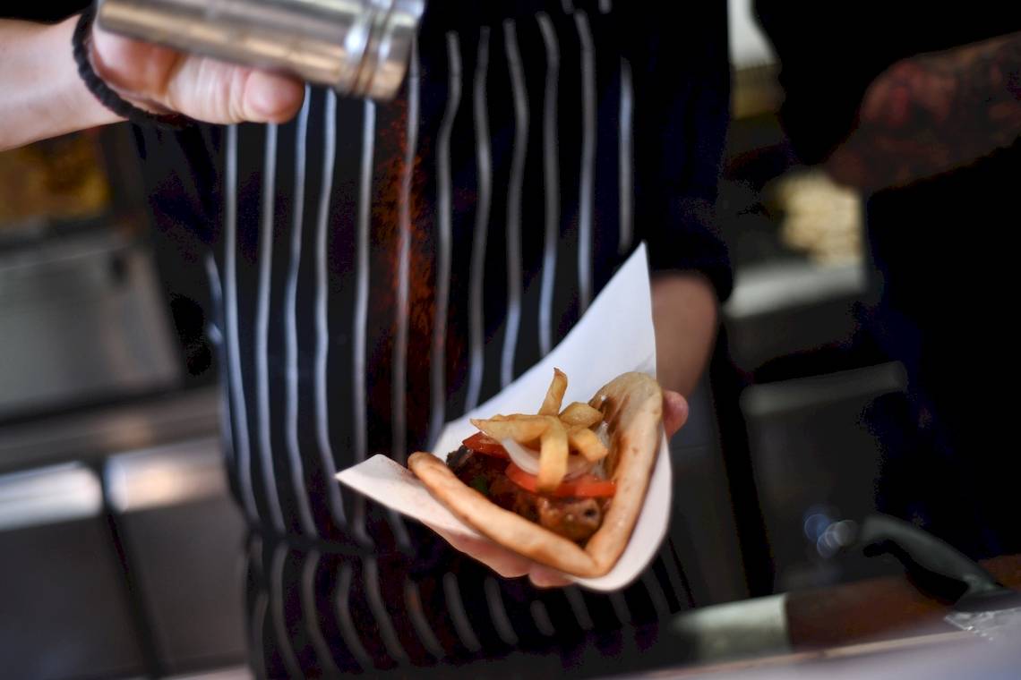 Imbiss-Burger mit Pommes wird im The Westin Resort, Costa Navarino serviert.