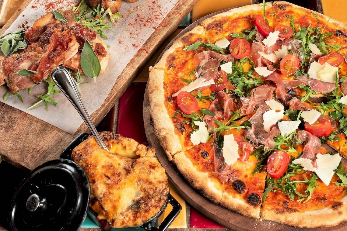 Essen und Getränke im Westin Resort, Costa Navarino: Pizza, Souffle und andere Gerichte.