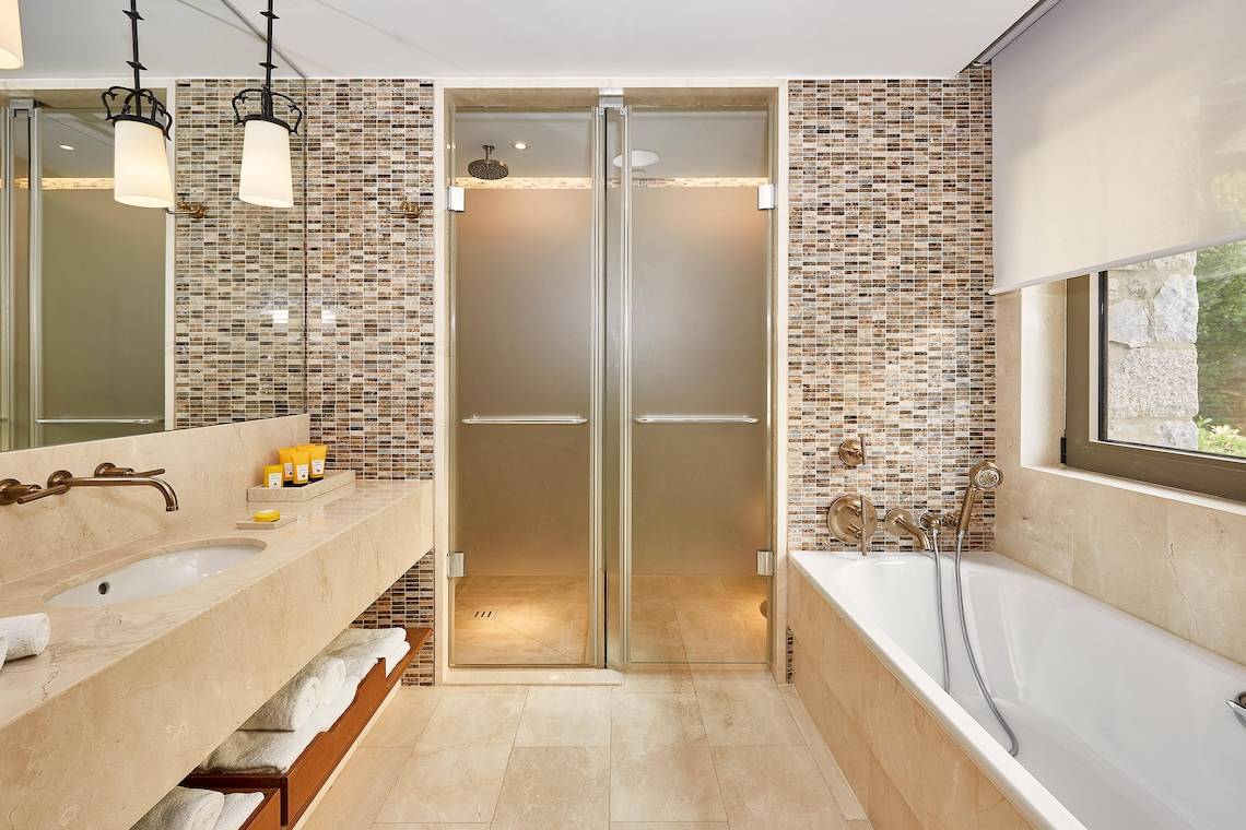Badezimmer im Westin Resort, Costa Navarino mit Dusche und Badewanne.