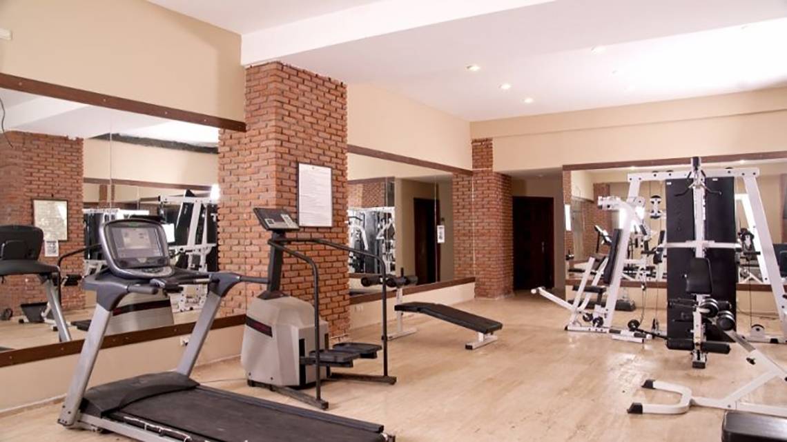 Fitnesscenter im Grand Yazici Club Marmaris Palace mit Laufband, Hanteln und anderen Geräten