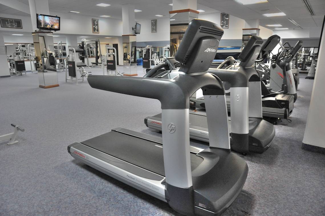 Fitnesscenter im Adams Beach Hotel mit Laufbändern und anderen Trainingsgeräten