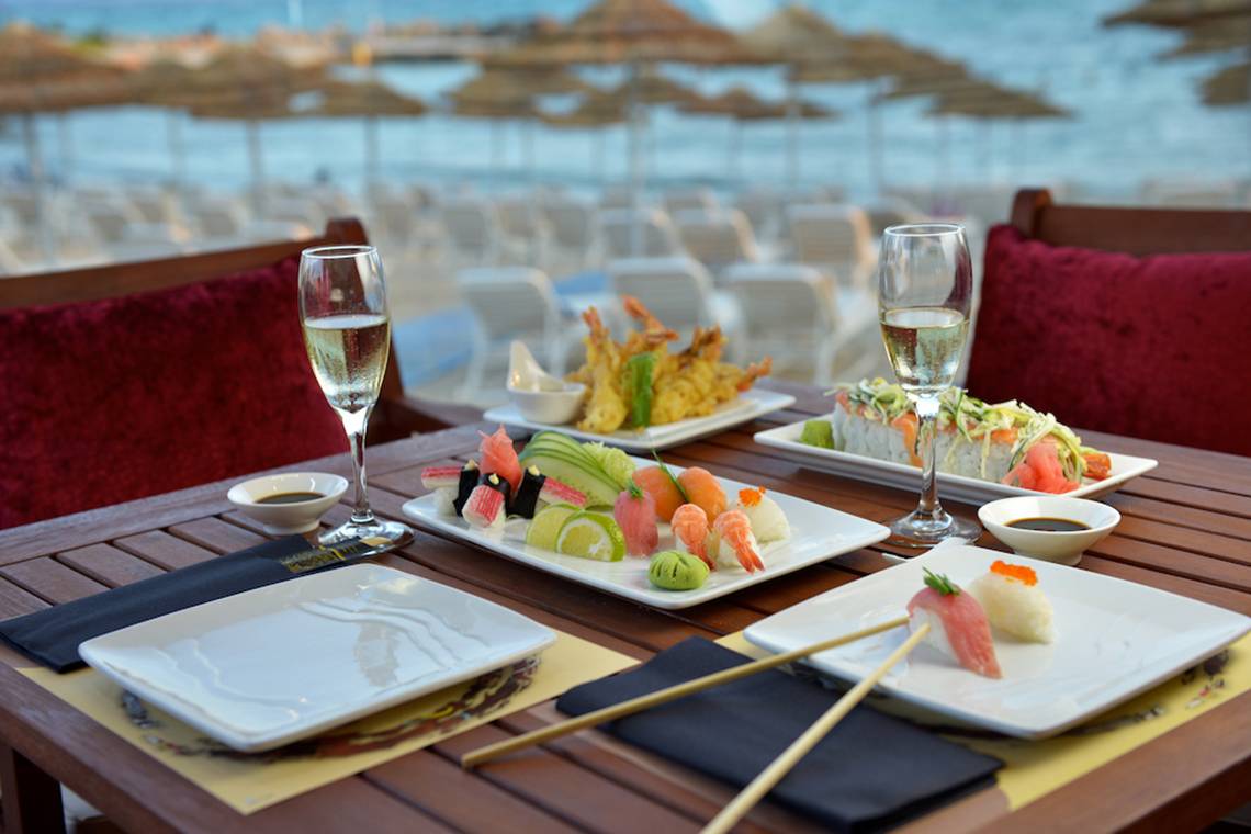 Speisetisch im Adams Beach Hotel mit Blick auf den Strand und das Meer.