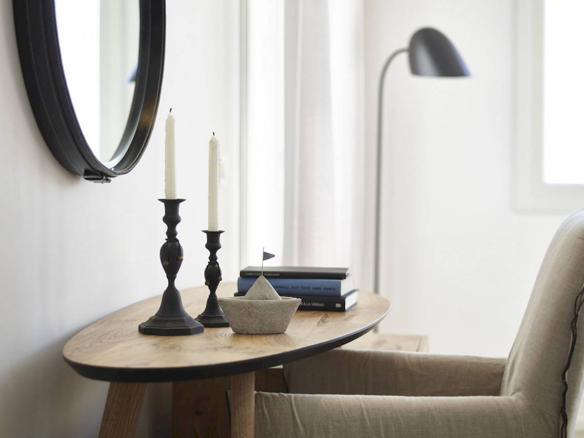 Inneneinrichtung im Wohnzimmer mit Tisch, Stuhl und Spiegel