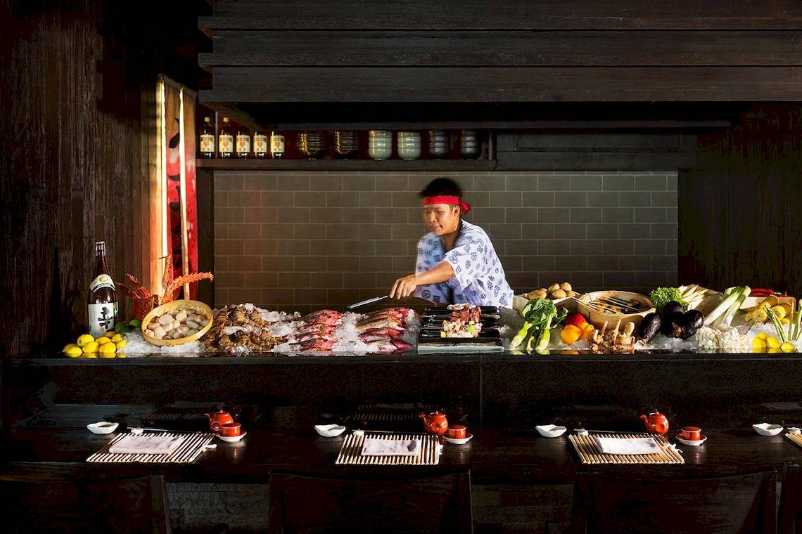 Sushi-Buffet im LUX South Ari Atoll Hotel mit verschiedenen Gerichten und einem Koch.
