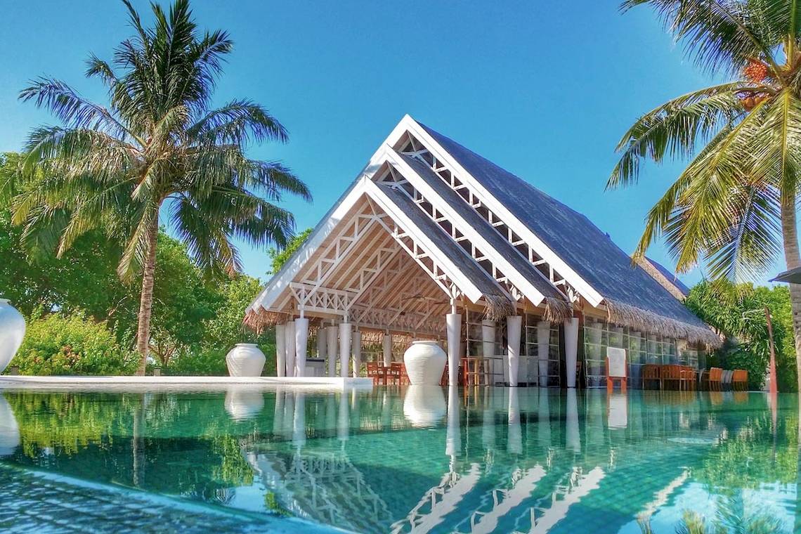 LUX South Ari Atoll Resort Gebäude mit Pool im Freien