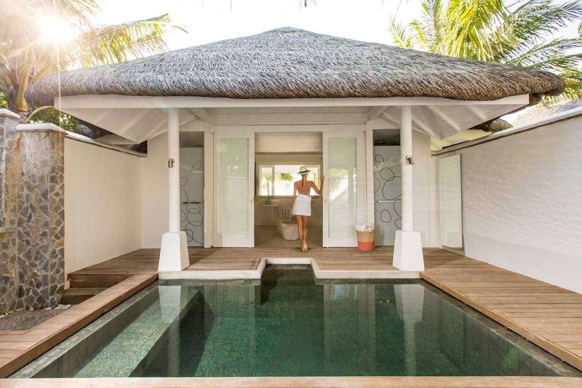 LUX South Ari Atoll Wasservilla mit Pool, Frau in weiss steht vor Eingang
