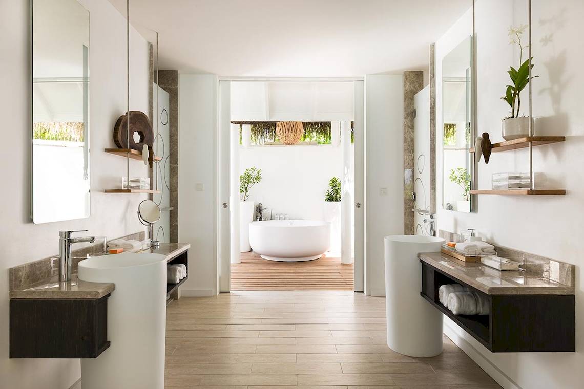 Luxuriöses Badezimmer im LUX South Ari Atoll Hotel mit freistehender Badewanne und zeitgenössischem Design.